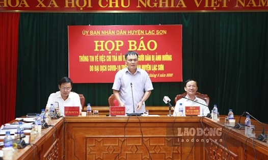 Chủ tịch UBND huyện Lạc Sơn Nguyễn Ngọc Điệp thông tin tại buổi họp báo. Ảnh: Phạm Đông