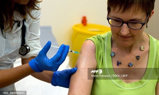 Tình nguyện viên đang thử nghiệm vaccine ngừa COVID-19 ở Oxford, Anh. Ảnh: AFP