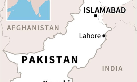 Máy bay Pakistan chở theo hơn 100 người bị rơi ở Karachi. Ảnh: AFP.