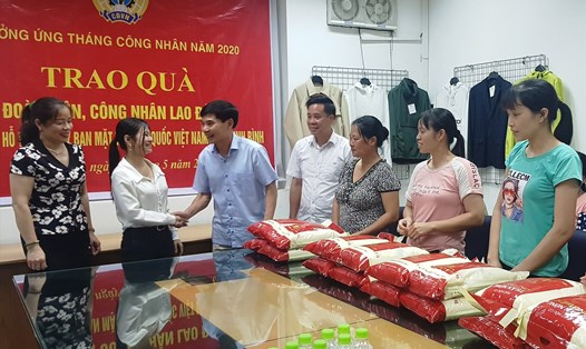 Đại diện lãnh đạo Ủy ban MTTQ Việt Nam tỉnh Ninh Bình và lãnh đạo LĐLĐ tỉnh trao quà hỗ trợ cho CNLĐ có hoàn cảnh khó khăn. Ảnh: NT