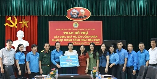 Khối thi đua 11 Công đoàn ngành Trung ương trao hỗ trợ kinh phí xây dựng nhà
Mái ấm Công đoàn cho đoàn viên Phan Thị Hoàng Anh. Ảnh: Xuân Thảo