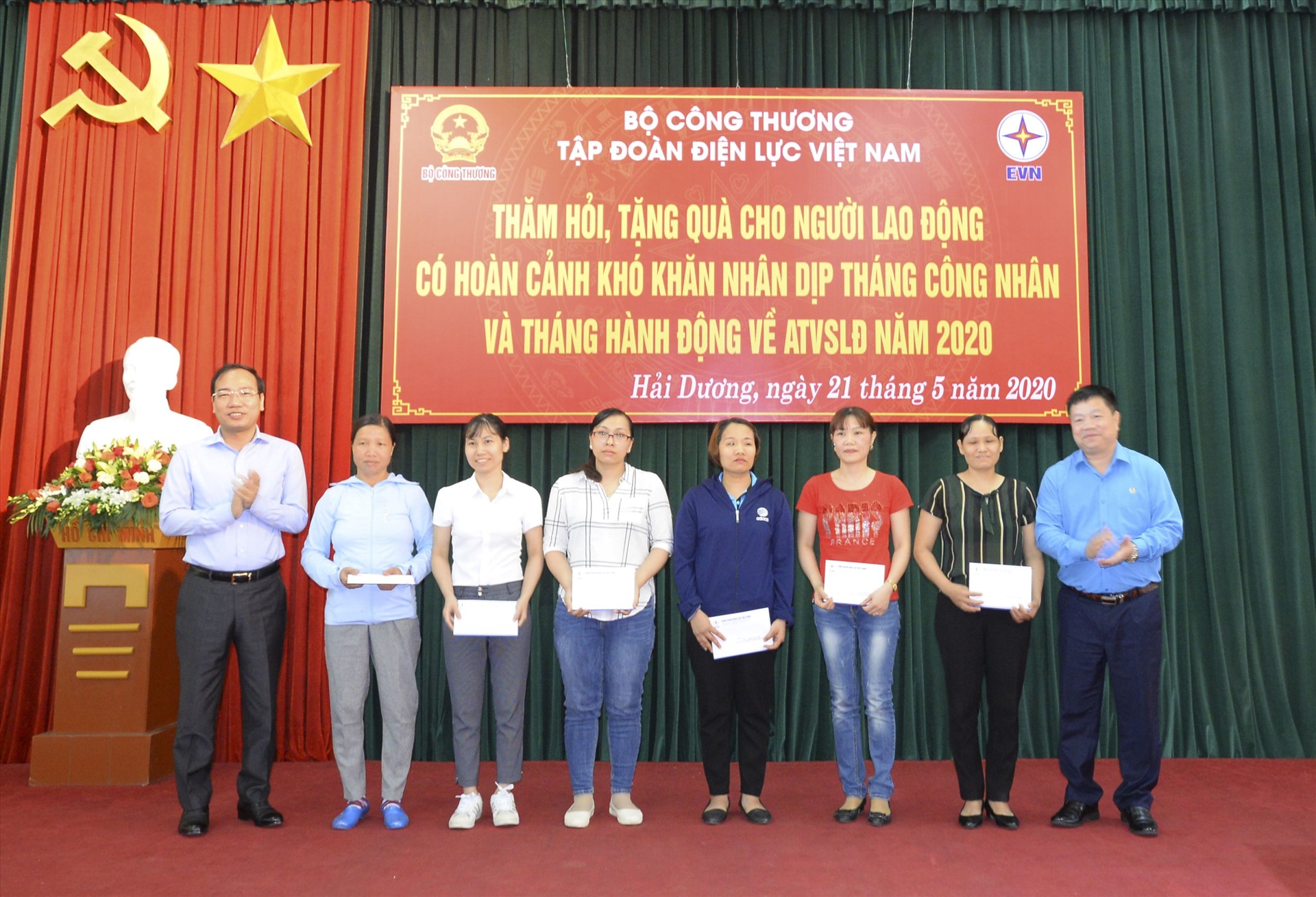 Lãnh đạo Công đoàn Công Thương Việt Nam và Công đoàn Điện lực Việt Nam tặng quà công nhân có hoàn cảnh khó khăn. Ảnh: Đắc Cường