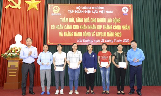 Lãnh đạo Công đoàn Công Thương Việt Nam và Công đoàn Điện lực Việt Nam tặng quà công nhân có hoàn cảnh khó khăn. Ảnh: Đắc Cường
