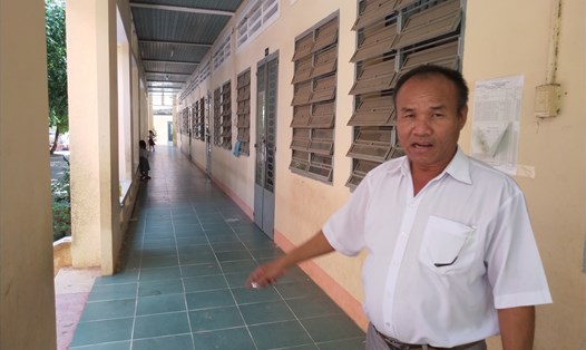 Thầy Phạm Thanh Bình đứng trước lớp 1/1 kể lại vụ việc. Ảnh: K.Q