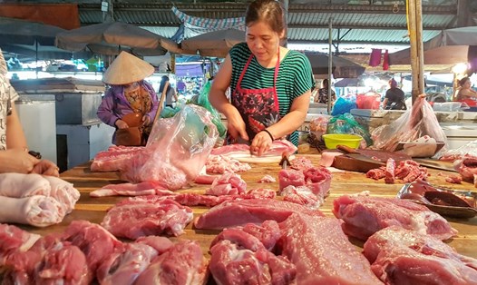 Giá thịt lợn bán buôn ngày 23.5 đã tăng lên mức 130.000-135.000 đồng/kg. Ảnh: Khánh Vũ