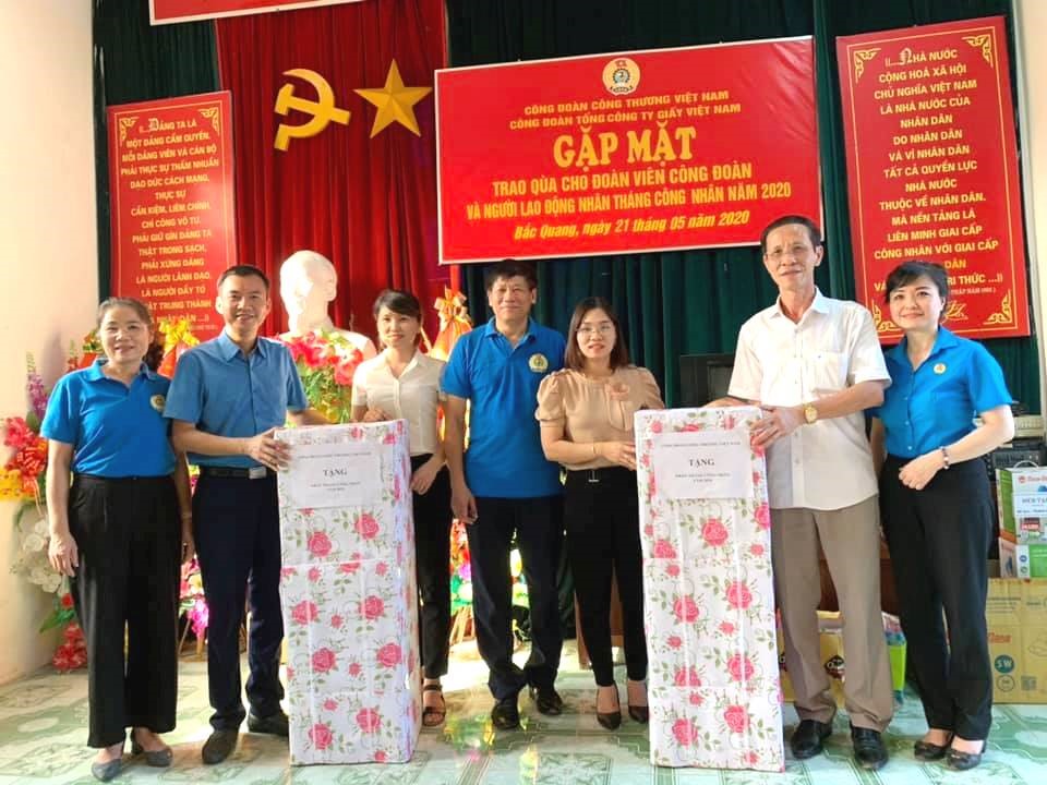 Thay mặt Công đoàn Công Thương Việt Nam, Phó Chủ tịch Vũ Trường Sơn (thứ hai từ phải sang) tặng cây nước cho các đơn vị. Ảnh: CĐCT