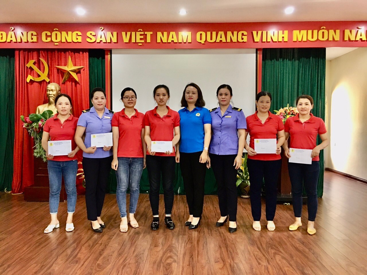 Đồng chí Trần Thị Thu Hằng - Ủy viên Ban Chấp hành LĐLĐ tỉnh, Chủ tịch Công đoàn Viên chức tỉnh trao quà cho công nhân lao động có hoàn cảnh khó khăn. Ảnh: Bảo Ngọc.