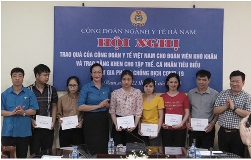 PGS.TS. Phạm Thanh Bình trao hỗ trợ đoàn viên công đoàn có hoàn cảnh khó khăn tham gia phòng chống dịch COVID-19. Ảnh: Tiến Hưng
