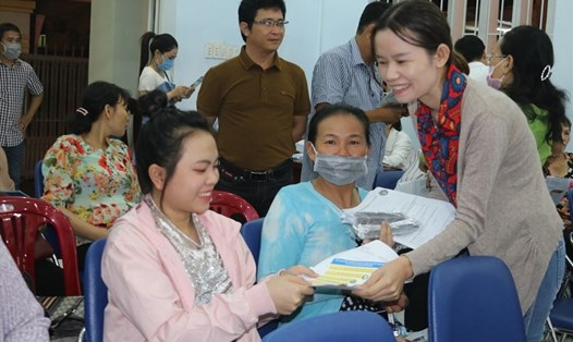 Tuyên truyền BHXH tự nguyện cho người dân tại phường Vĩnh Phước, TP Nha Trang. Ảnh: Phương Linh