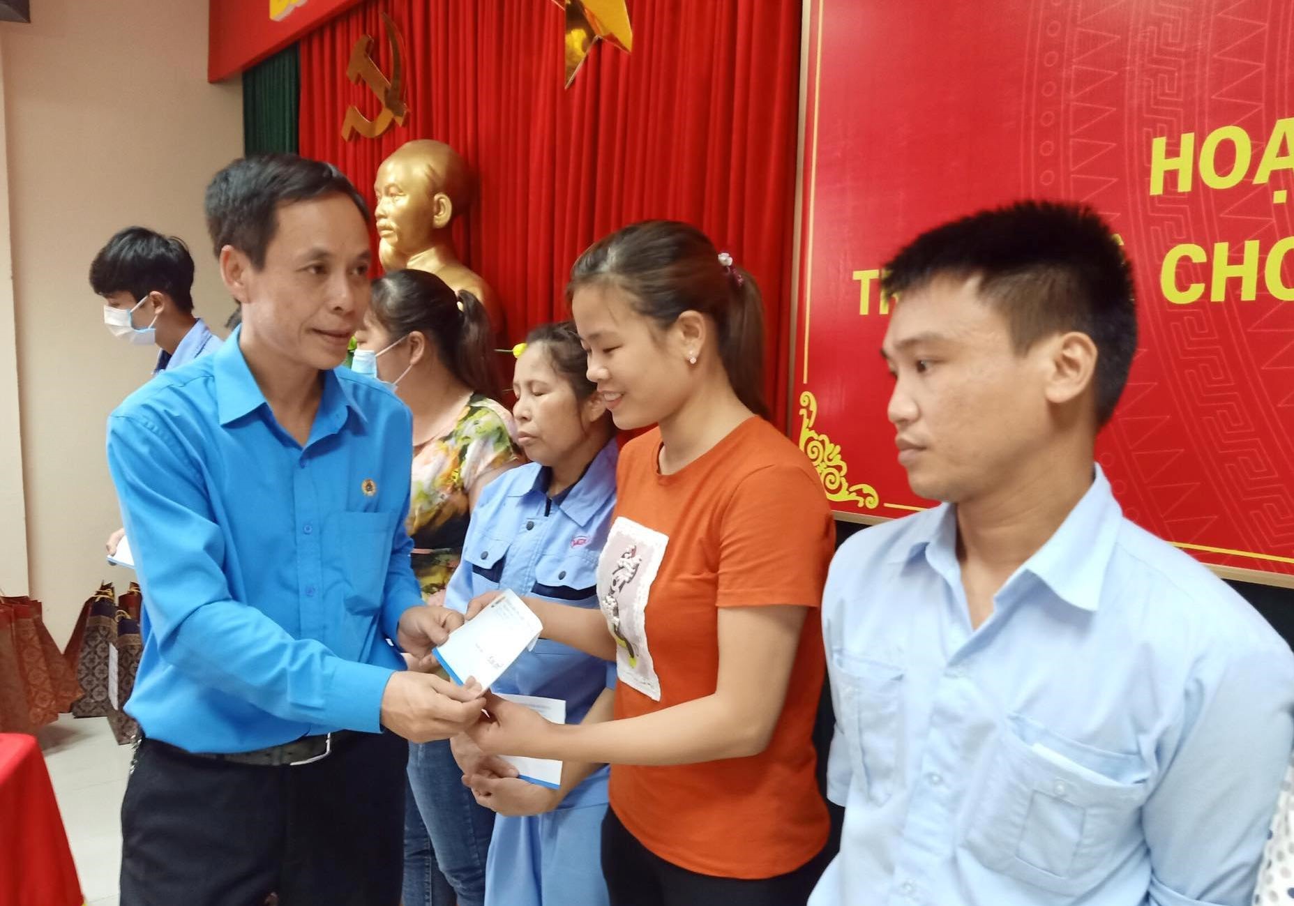 Công đoàn các khu công nghiệp tỉnh Hải Dương trao quà tặng công nhân lao động. Ảnh Diệu Thúy