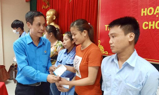 Công đoàn các khu công nghiệp tỉnh Hải Dương trao quà tặng công nhân lao động. Ảnh Diệu Thúy