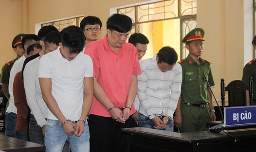 Nhóm người lừa đảo chiếm đoạt tài sản tại phiên tòa sơ thẩm ở Quảng Nam. Ảnh: Thanh Chung