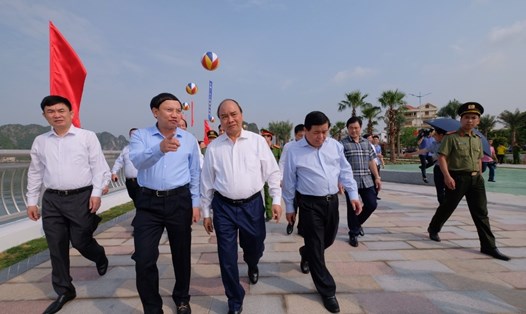 Thủ tướng Nguyễn Xuân Phúc tham quan con đường bao biển đẹp nhất Hạ Long. Ảnh: Trần Ngọc Duy