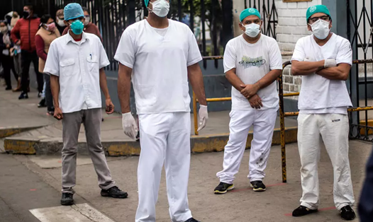 Các nhân viên y tế ở bệnh viện Hipolito Unanue, thủ đô Lima, Peru. Ảnh: AFP