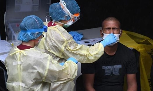 Nghiên cứu mới của các nhà khoa học singapore, 11 ngày sau khi bị bệnh, bệnh nhân COVID-19 không còn khả năng truyền nhiễm bệnh cho người khác. Ảnh: AFP