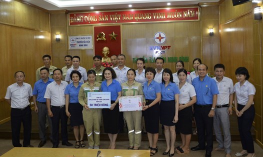 Đoàn công tác Công đoàn Điện lực Việt Nam trao số tiền 50 triệu đồng hỗ trợ Truyền tải điện Ninh Bình. Ảnh: Đắc Cường