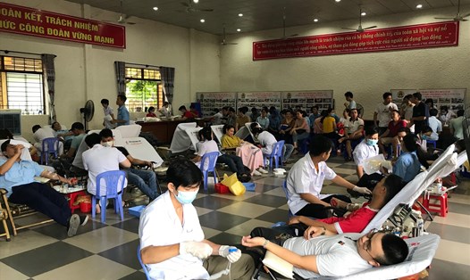Hơn 700 người lao động ở Đà Nẵng tham gia Ngày hội hiến máu tình nguyện. Ảnh: Tường Minh