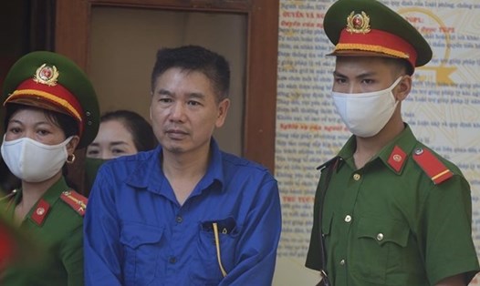 Cựu Phó Giám đốc Sở Giáo dục và Đào tạo Sơn La - Trần Xuân Yến (ở giữa) tại phiên tòa sơ thẩm. Ảnh: P.Du.