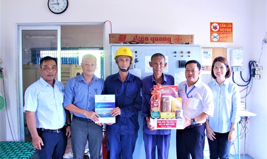 Công đoàn Tổng công ty Điện lực Miền Trung và PC Khánh Hòa tặng quà công nhân điện làm việc tại tổ đảo Vũng Ngán. Ảnh: Huy Tôn