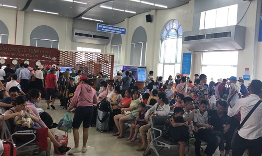 Du khách đợi làm thủ tục nhận vé miễn phí tại Cảng Tuần Châu. Ảnh: Nguyễn Hùng