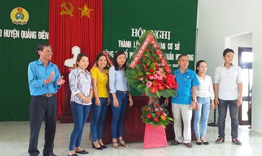 Ông Trần Quang Vinh (thứ 3, phải sang) - Phó Chủ tịch LĐLĐ Thừa Thiên Huế đến tặng hoa, chúc mừng Công đoàn cơ sở Công ty CP May xuất khẩu Huy Long. Ảnh: Công đoàn.