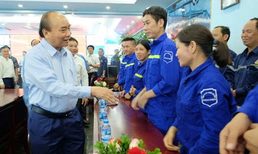 Thủ tướng Nguyễn Xuân Phúc trò chuyện với công nhân Công ty CP than Hà Lầm. Ảnh: Trần Ngọc Duy