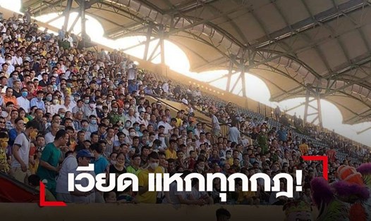 Báo chí Thái Lan sửng sốt với hình ảnh vạn người chen kín và không đeo khẩu trang trên sân Thiên Trường. Ảnh: SMM Sport