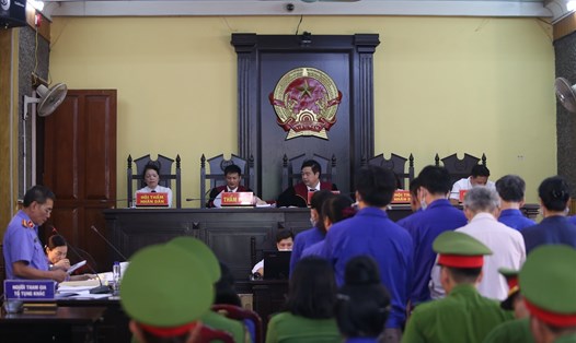 Đại diện Viện kiểm sát Nhân dân tỉnh Sơn La đọc bản luận tội, đề nghị mức án với 12 bị cáo trong vụ án gian lận thi cử. Ảnh: P.Du.