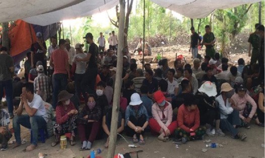 Các đối tượng bị bắt giữ trong vụ đánh bạc khủng tại xã ĐaKai, huyện Đức Linh, tỉnh Bình Thuận. Ảnh: Hà Anh Chiến