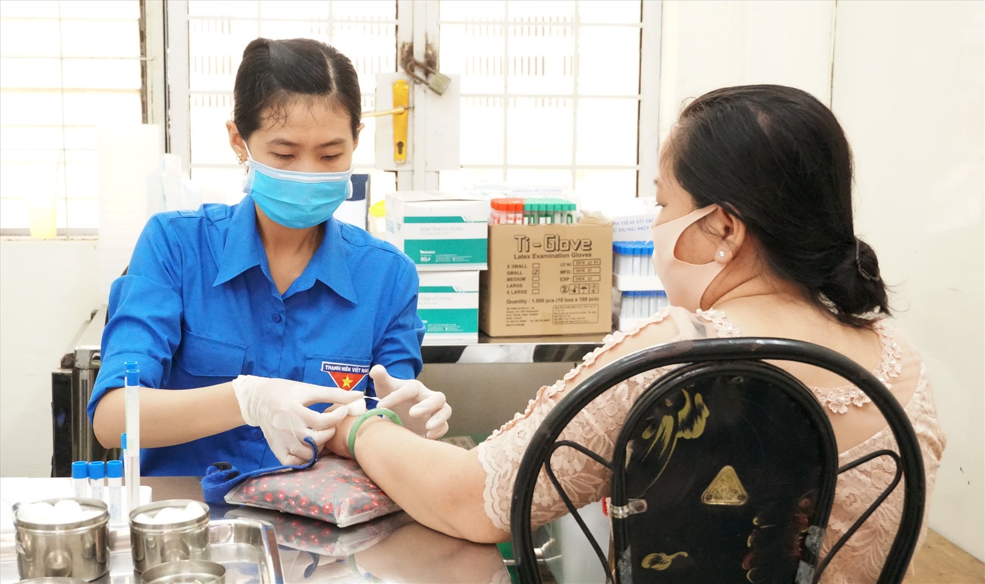 Lấy mẫu máu xét nghiệm cho nữ CNLĐ. Ảnh: Trường Khoa