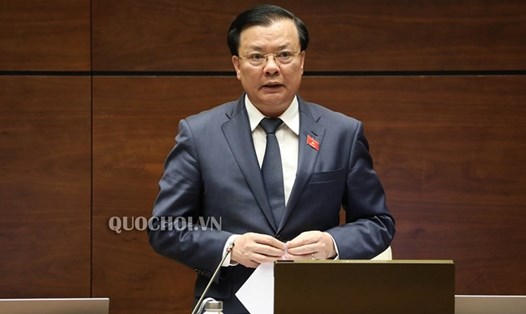 Bộ trưởng Bộ Tài chính Đinh Tiến Dũng trình bày tờ trình về Dự án Nghị quyết về miễn thuế sử dụng đất nông nghiệp. Ảnh: Quốc hội