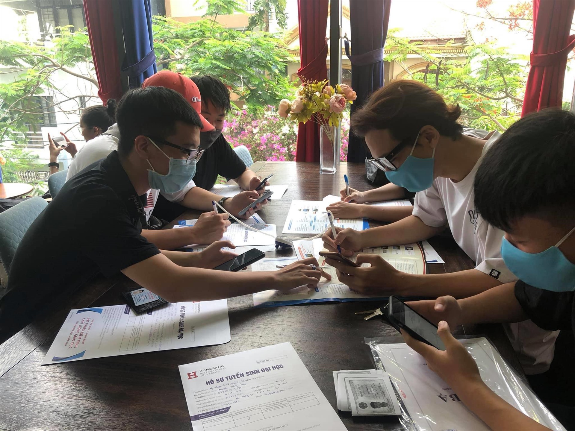 Học sinh nộp hồ sơ vào Trường Đại học Quốc tế Hồng Bàng bằng phương thức xét tuyển học bạ THPT năm 2020 -2021. Ảnh: HIU