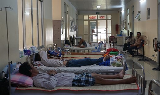 Bệnh nhân sốt xuất huyết nằm dọc hành lang Bệnh viện Bệnh Nhiệt đới TPHCM. Ảnh:  Hà Phương