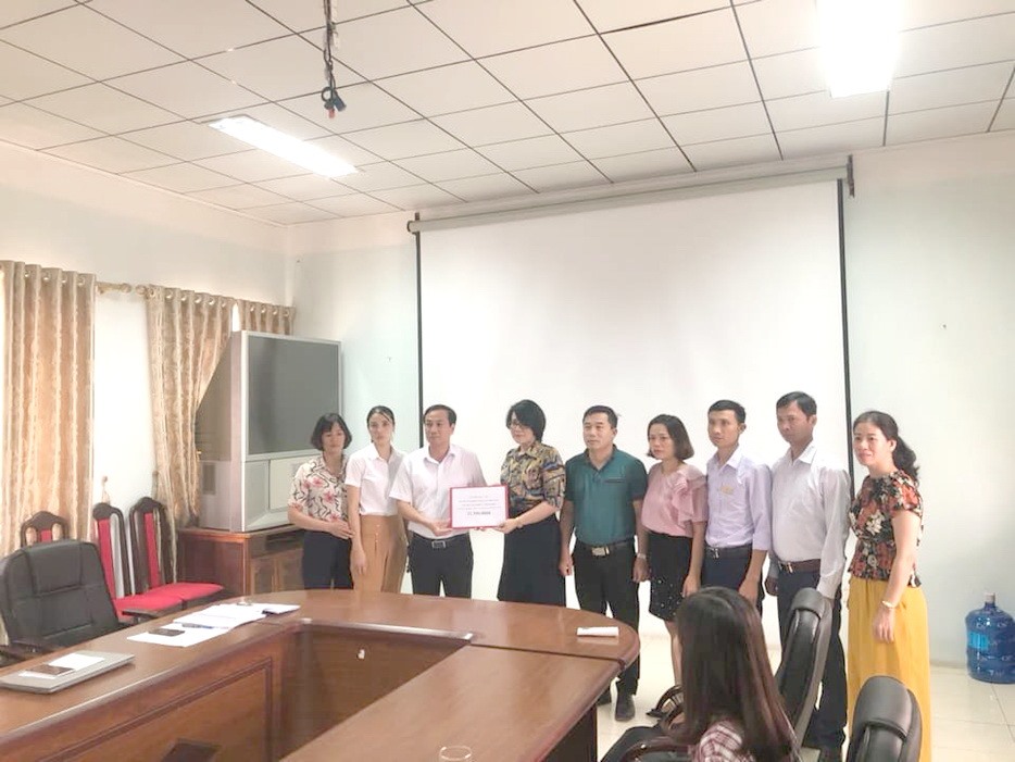 Công đoàn trao kinh phí hỗ trợ. Ảnh: CĐ Trường