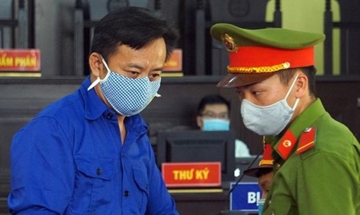 Bị cáo Nguyễn Minh Khoa (trái) bị đề nghị 12-13 năm tù tội Đưa hối lộ trong vụ gian lận điểm thi Sơn La. Ảnh: Hoan Nguyễn.