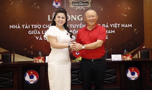 Huấn luyện viên Park Hang-seo chúc mừng bà Lê Hoàng Diệp Thảo -Tổng Giám đốc TNI King Coffee. Ảnh: VFF