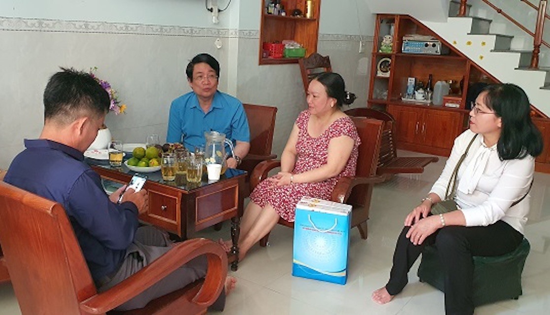 Đồng chí Lê Phan Linh - Chủ tịch Công đoàn Tổng Công ty Hàng hải Việt Nam - động viên gia đình đoàn viên. Ảnh: Phương Nguyễn