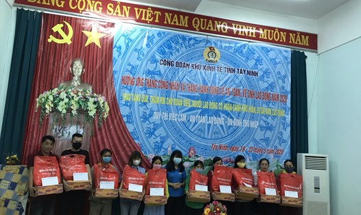 Công đoàn Khu Kinh tế tỉnh trao tặng phần quà cho cho đoàn viên công đoàn có hoàn cảnh khó khăn. Ảnh LĐLĐ Tây Ninh