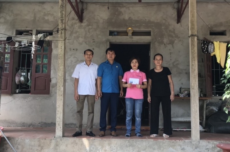 Đại diện Ban Chấp hành Công đoàn khối Đảng - Đoàn thể trao hỗ trợ cho gia đình chị Mến. Ảnh: Tân Yên