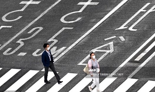 Người dân Nhật Bản đeo khẩu trang trên đường phố ở Nhật Bản trong đại dịch COVID-19. Ảnh: AFP
