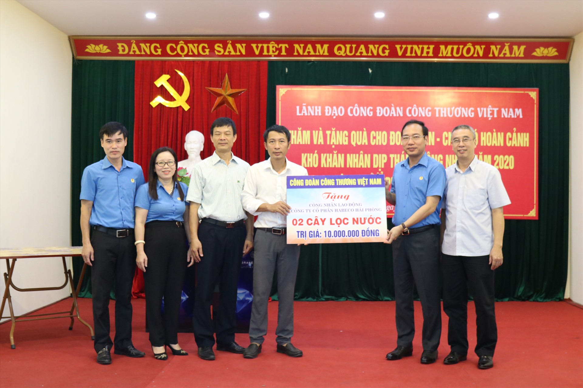 Lãnh đạo Công đoàn Công thương Việt Nam tặng cây nước cho đại diện người lao động. Ảnh: Thuỳ Linh