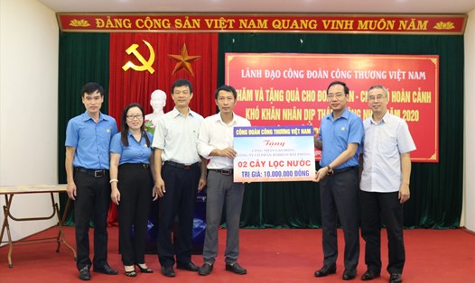 Lãnh đạo Công đoàn Công thương Việt Nam tặng cây nước cho đại diện người lao động. Ảnh: Thuỳ Linh