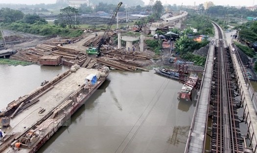 Dự án nâng cao an toàn cầu đường sắt trên tuyến Hà Nội - TP. Hồ Chí Minh. Ảnh: TTXVN