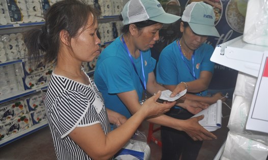 Công nhân bị tác động của dịch COVID-19 mua đồ miễn phí tại “Phiên chợ công nhân - giá 0 đồng” do LĐLĐ tỉnh Hà Nam tổ chức ngày 22.5. Ảnh: Bảo Hân