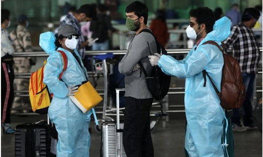 Hành khách xếp hàng để vào Sân bay Quốc tế Chhatrapati Shivaji ở Mumbai hôm 25.5. Ảnh: Reuters.