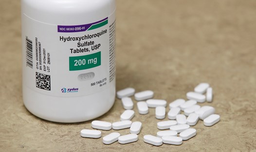 WHO tạm dừng nghiên cứu thuốc hydroxychloroquine và chloroquine điều trị COVID-19 vì lí do an toàn. Ảnh: AFP