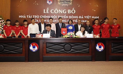 King Coffee ký hợp đồng tài trợ cho các đội tuyển với VFF.  Ảnh VFF
