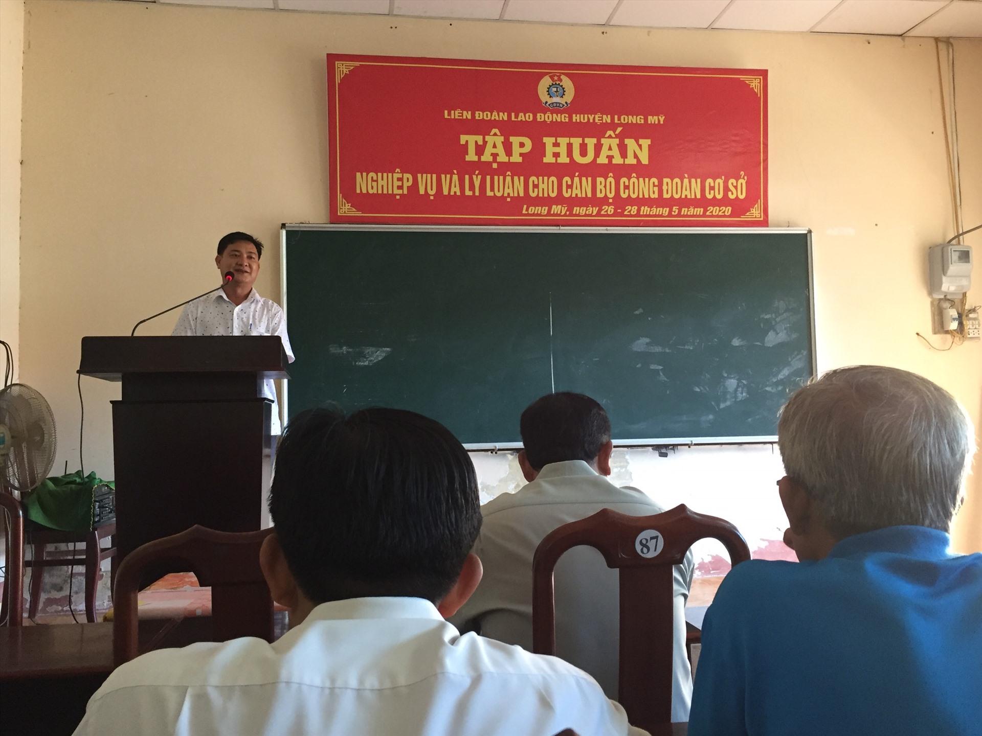 Đồng chí Ngô Hồng Luận - Chủ tịch LĐLĐ huyện Long Mỹ - phát biểu khai giảng lớp tập huấn. Ảnh: Hoài Phúc