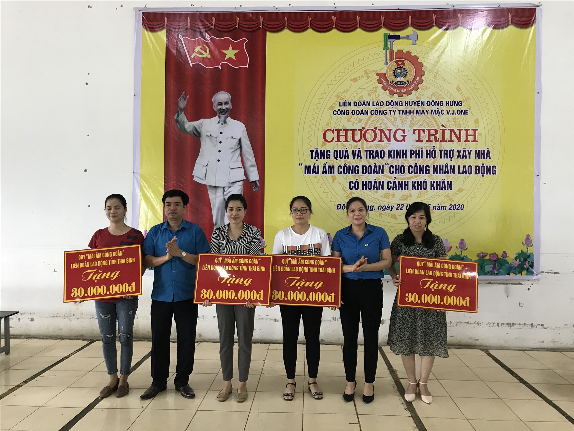 Lãnh đạo Liên đoàn Lao động tỉnh trao kinh phí hỗ trợ xây nhà mái ấm cho đại diện các công đoàn cơ sở có đoàn viên được hưởng hỗ trợ. Ảnh: B.Mạnh