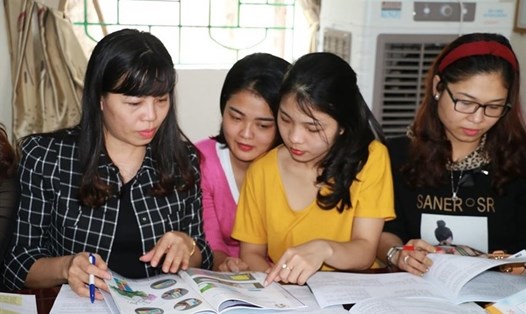 Hiện các địa phương trên cả nước đã hoàn thành công tác lựa chọn sách giáo khoa lớp 1. Ảnh: Quang Đại.